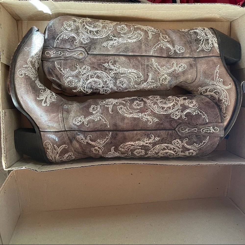Corral Boots Brown w/ White Stitching Size 9
